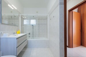 Dusche, Haartrockner, Bidet, Handtücher