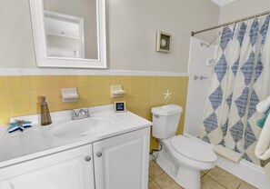 Towels, soap, shampoo, toilet paper - Sea Foam Mini Suite –  Play in the Sand, not snow! (Panama City)