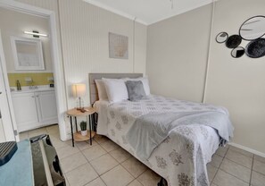 1 bedroom, WiFi, bed sheets - Sea Foam Mini Suite –  Play in the Sand, not snow! (Panama City)