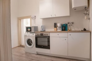 Frigorífico, microondas, horno y placa de cocina