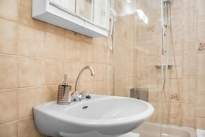 Ducha, secador de pelo, toallas y jabón