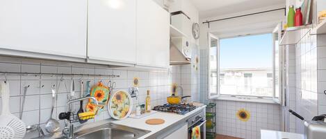 Refrigerador, horno, parrilla de estufa y cafetera y tetera
