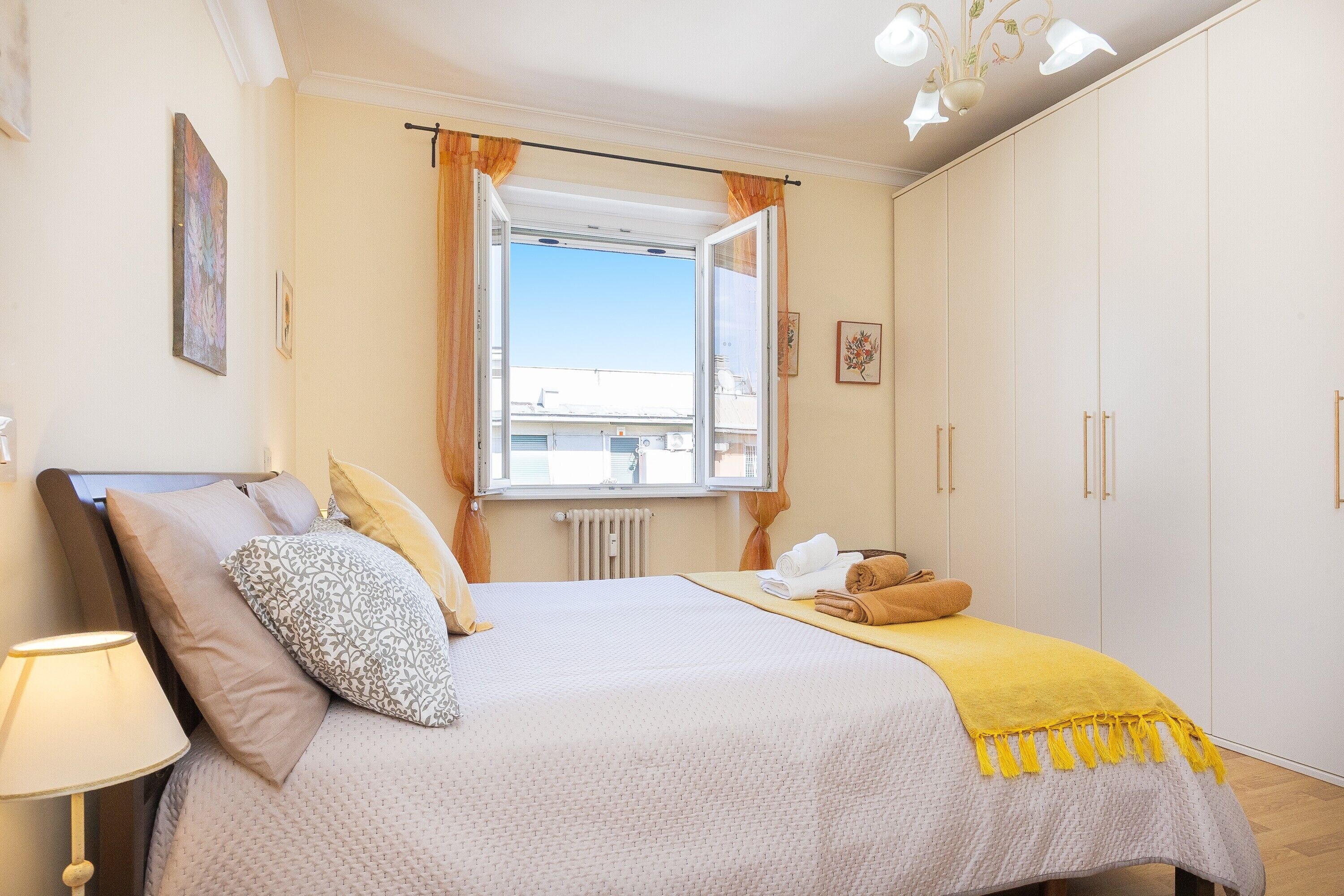 2 habitaciones, escritorio, tabla de planchar con plancha y wifi 