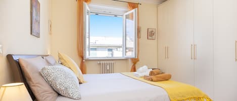 2 bedrooms, desk, iron/ironing board, WiFi
