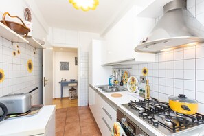 Jääkaappi, uuni, liesi, vedenkeitin