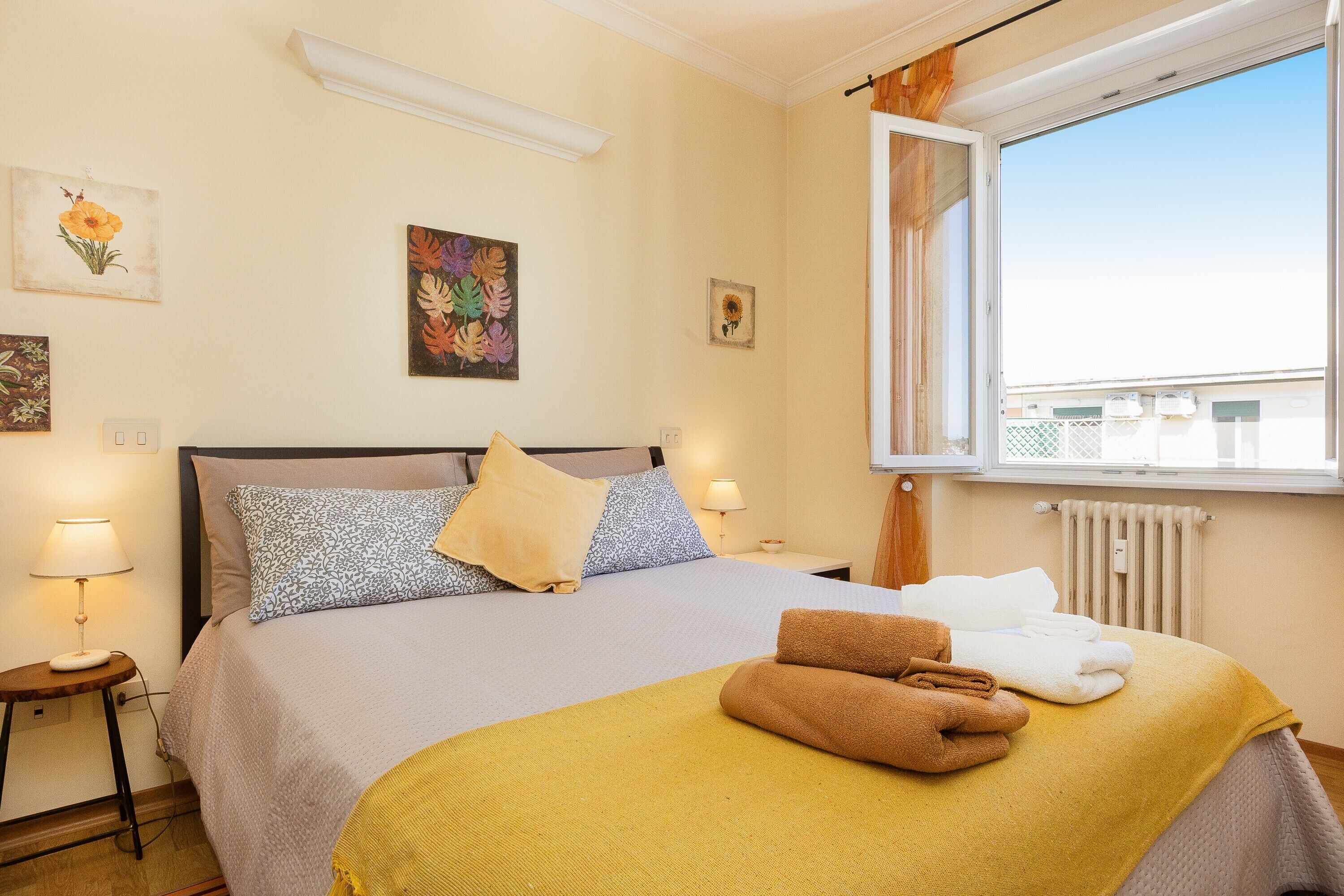 2 bedrooms, desk, iron/ironing board, WiFi