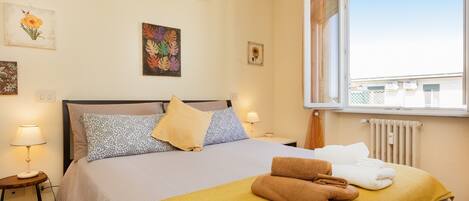 2 bedrooms, desk, iron/ironing board, WiFi