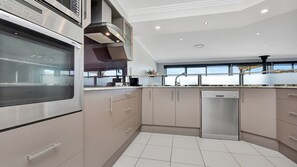 Kjøleskap, mikrobølgeovn, ovn og kokeplater