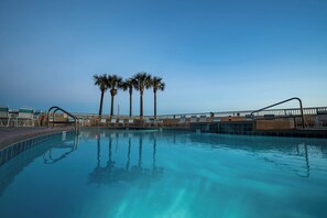 Una piscina al aire libre, una piscina climatizada