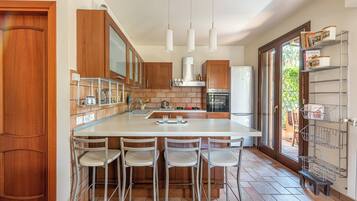 House, 3 Bedrooms, Garden View | Private kitchen | Fridge, oven, stovetop, electric kettle