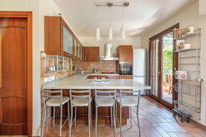 House, 3 Bedrooms, Garden View | Private kitchen