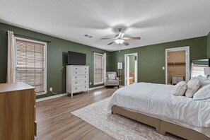 4 bedrooms, iron/ironing board, WiFi, bed sheets