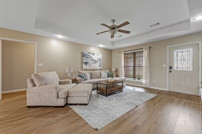 Spacious 4-bedroom house in Jonesboro with Highspeed WiFi