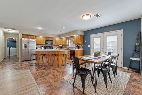 Spacious 4-bedroom house in Jonesboro with Highspeed WiFi