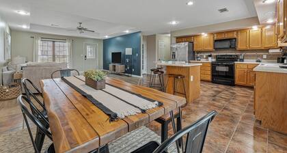Spacious 4-bedroom house in Jonesboro with Highspeed WiFi
