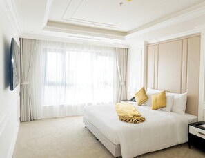 Premium bedding, pillow-top beds, minibar, in-room safe - Le Blanc Heritage (Yen Bai)