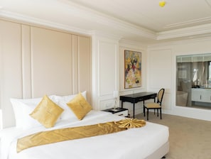 Suite panorámica, vista a la ciudad | Ropa de cama de alta calidad, camas con pillow-top y minibar