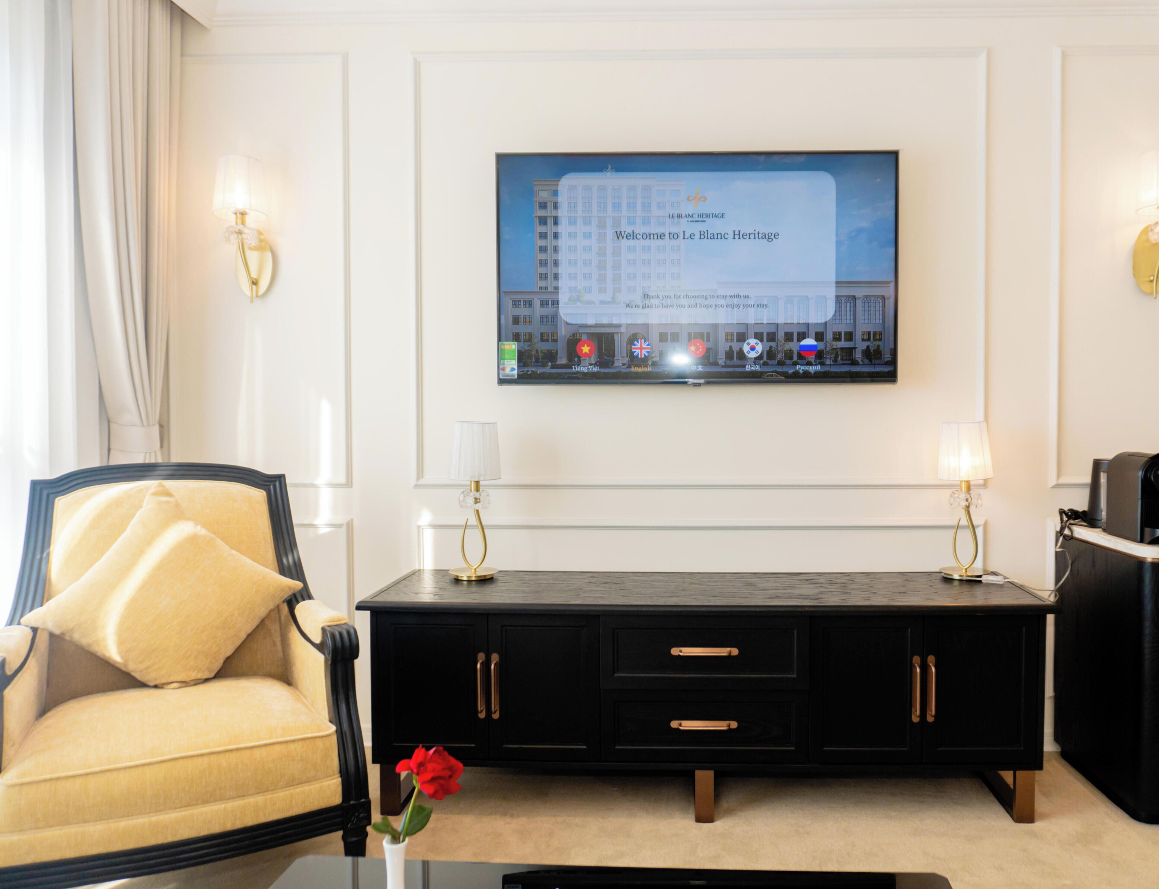 Suite – panorama, byutsikt | Oppholdsområde | En 55-tommers smart-TV med digitale kanaler