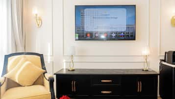 Panoramic Suite, City View | Living area
