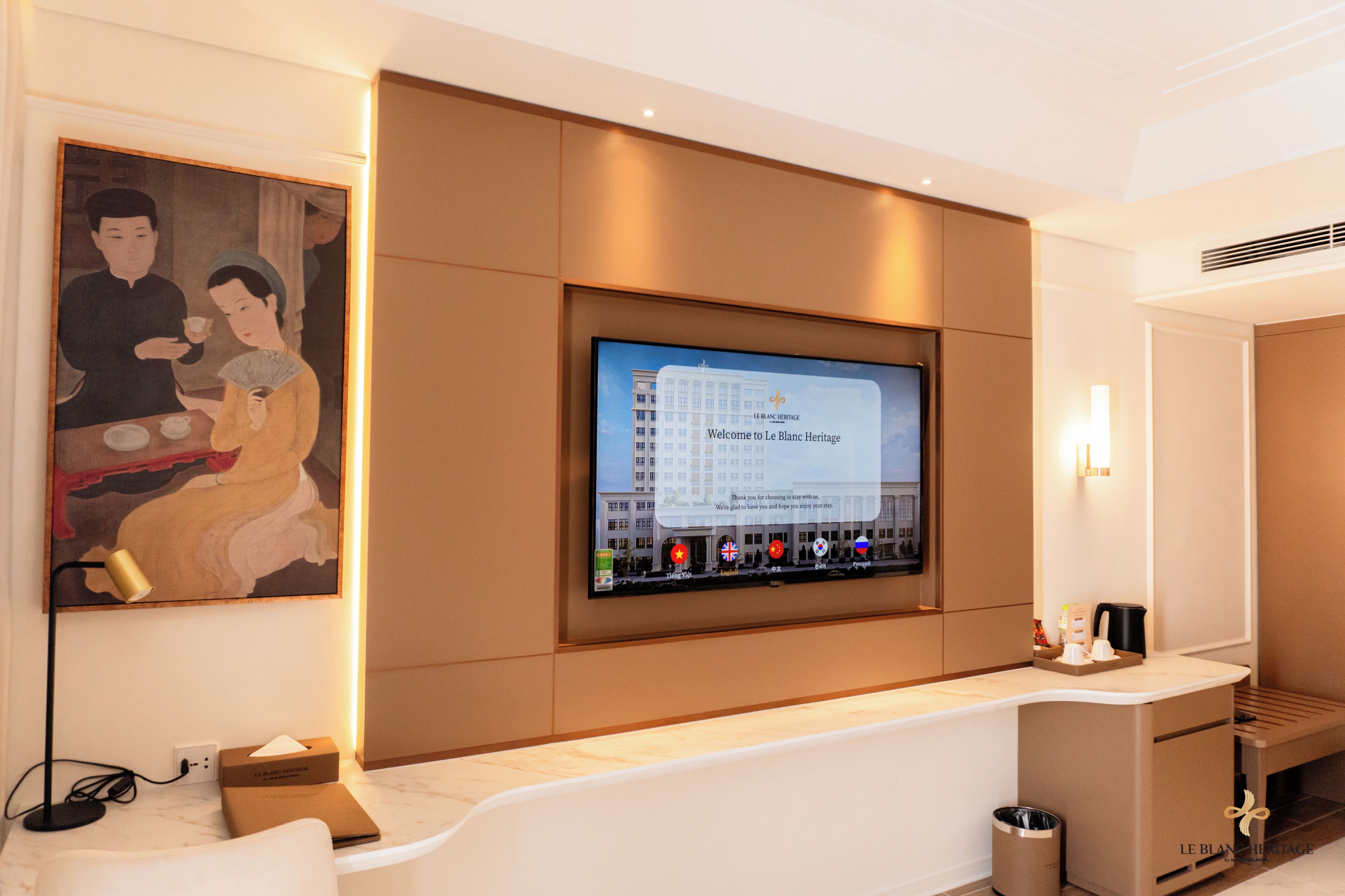 Deluxe tweepersoonskamer, uitzicht op stad | Woonruimte | Een 55-inch smart-tv met digitale zenders