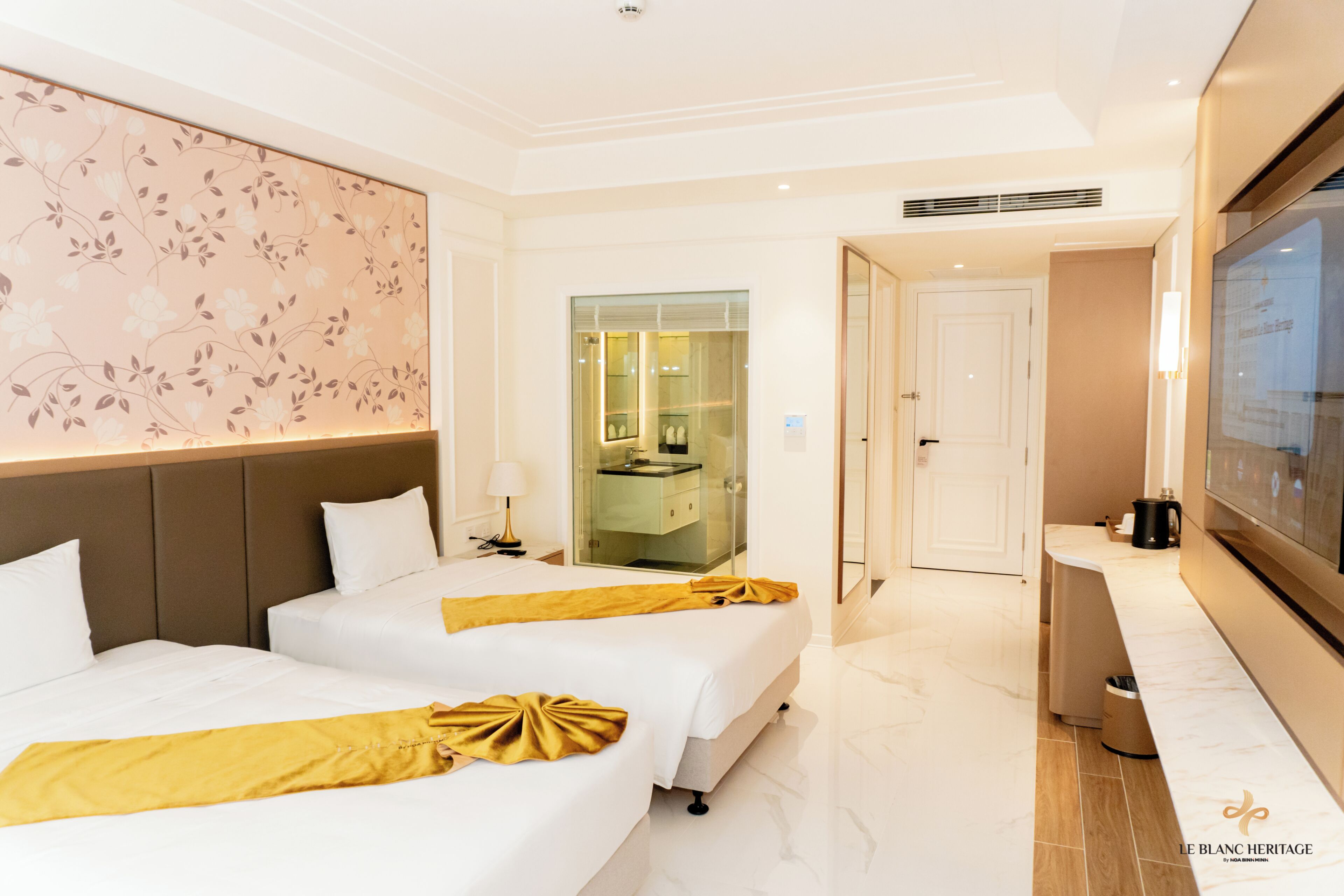 Junior Twin Room | In-room safe, desk, laptop workspace, blackout drapes