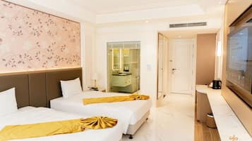 Junior Twin Room | In-room safe, desk, laptop workspace, blackout drapes