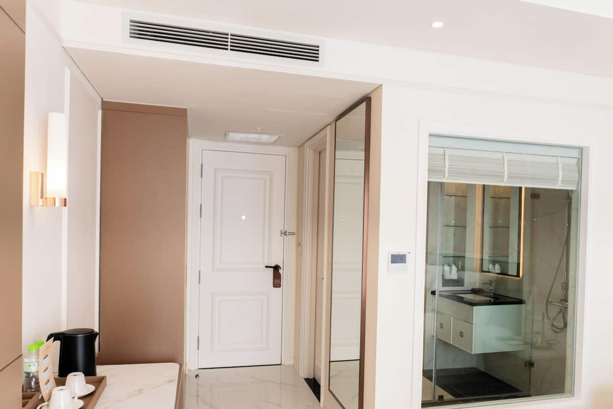 Deluxe Double Room, City View | Living area