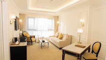 Executive Suite, City View | Living area