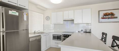 Refrigerador, microondas, horno, placa de cocina