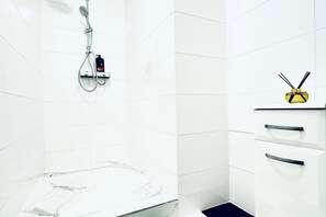 Douche, séchoir à cheveux, serviettes fournies, savon