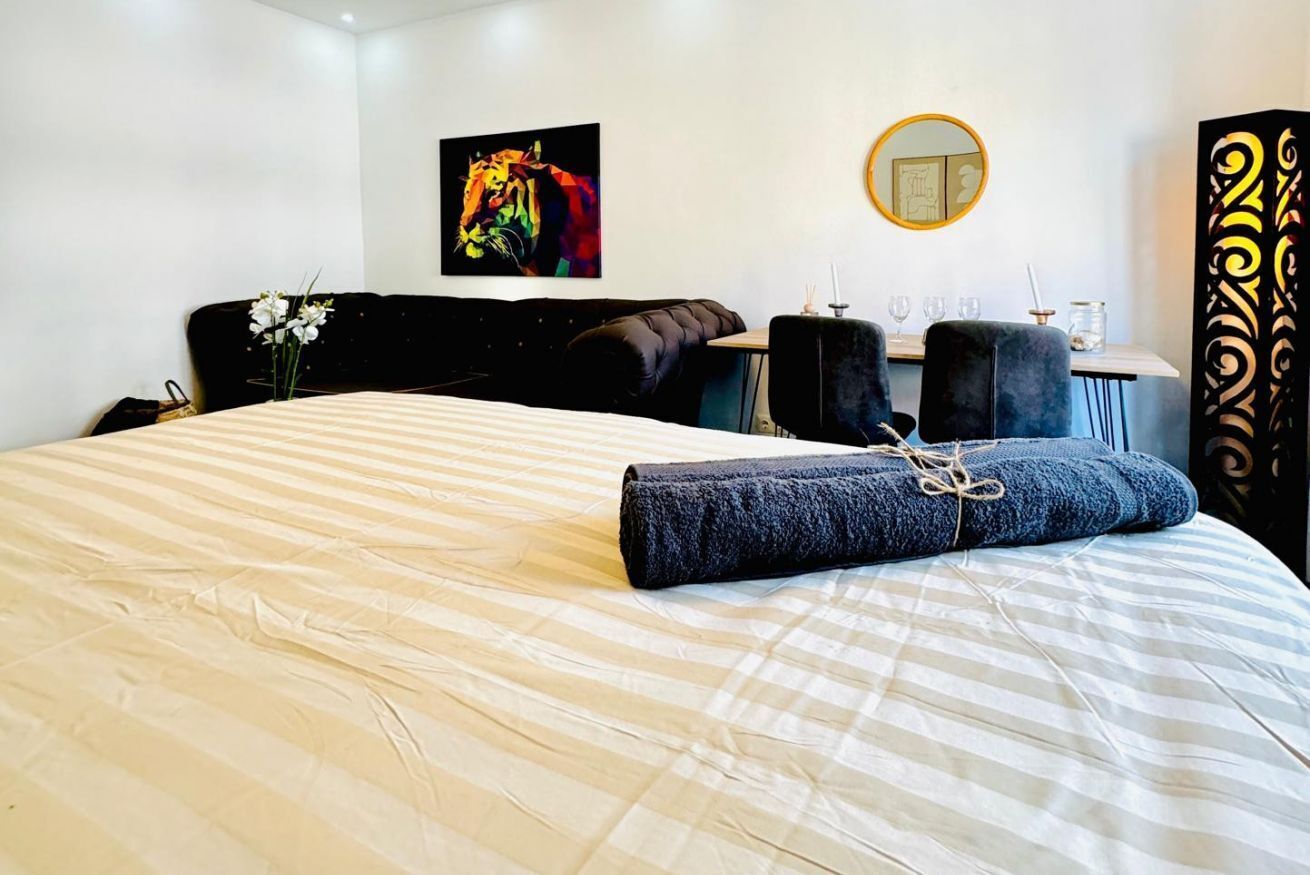 1 habitación, tabla de planchar con plancha y ropa de cama 