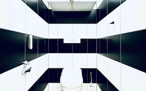 Shower, hair dryer, towels, soap - Comfortable Room,15 Minutes from Schönbrunn Palace (Vienna)