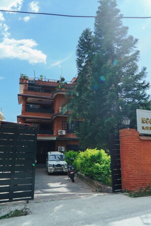 Vista frontal de la propiedad