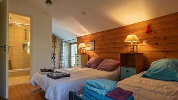 2 chambres, fer et planche à repasser, Wi-Fi, draps fournis