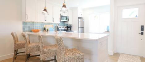 Microondas, horno, placa de cocina, lavavajillas