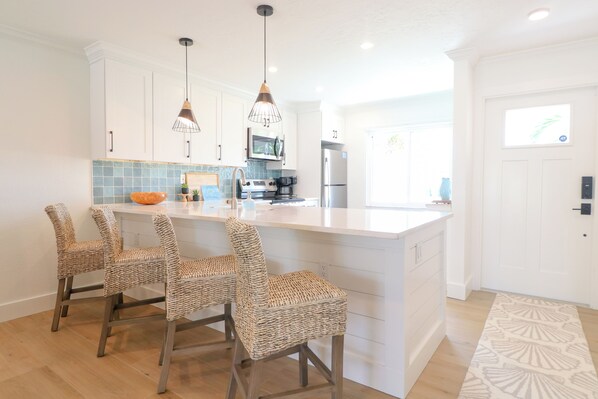 Microwave, oven, stovetop, dishwasher - NEW - The Salty Palm - nearby beach, shops, food! (Holmes Beach)