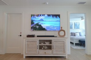 2 bedrooms, WiFi, bed sheets - NEW - The Salty Palm - nearby beach, shops, food! (Holmes Beach)