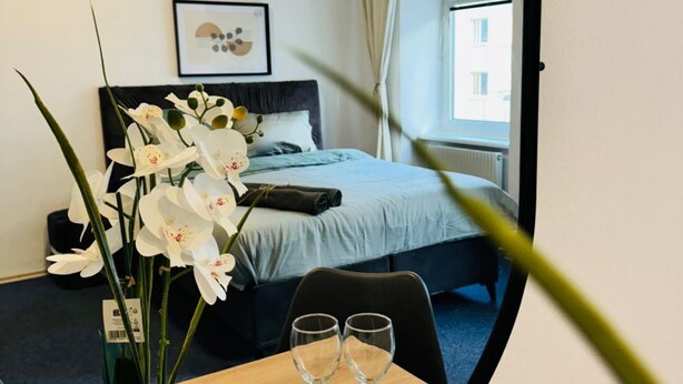 A hotel room with a bed, a framed picture on the wall, and a window with curtains. - Comfy Room Shared Apt, 13-min to Belvedere Palace (Vienna)