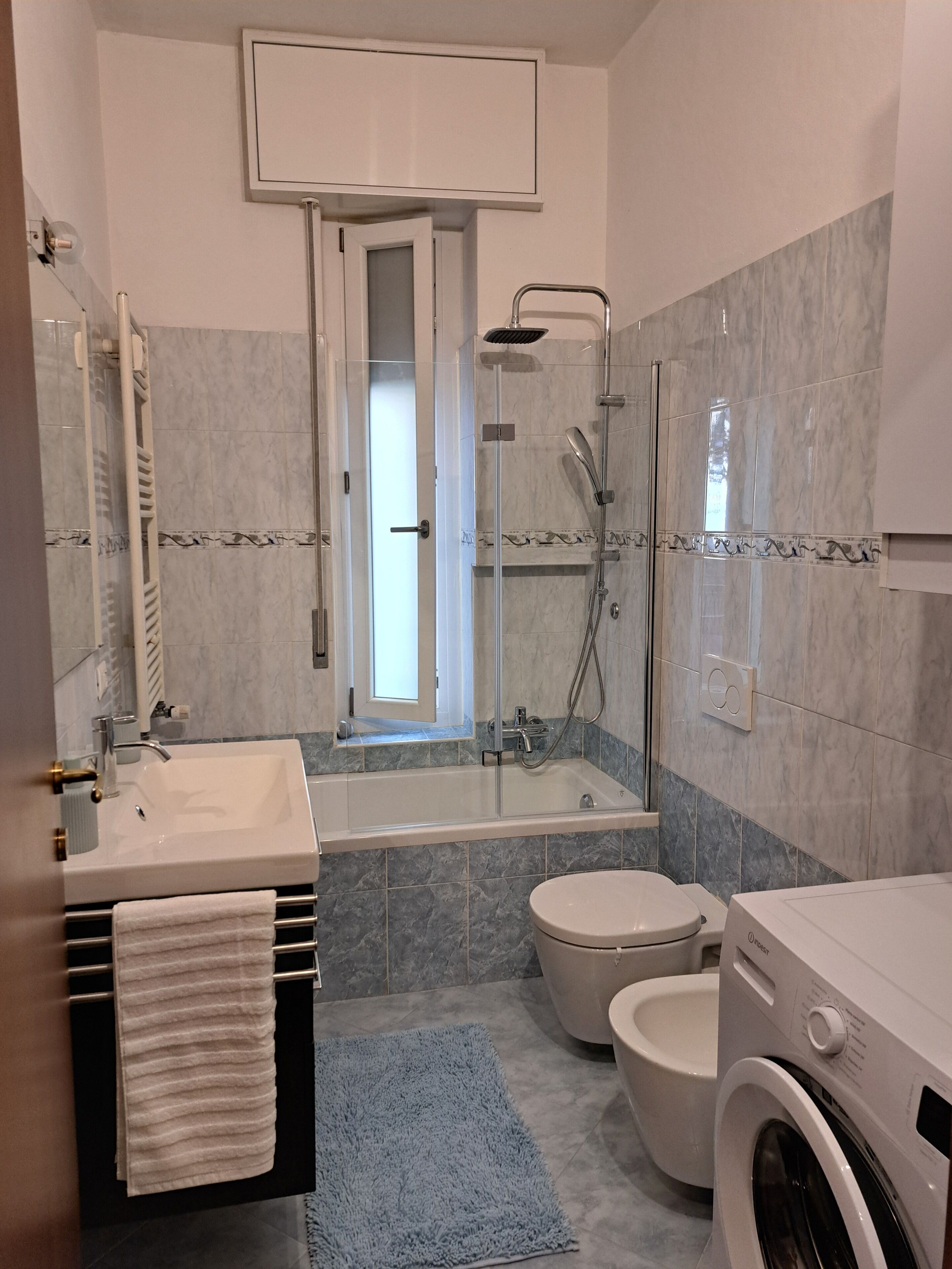 Sèche-cheveux, bidet, serviettes fournies, savon