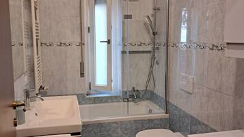 Haartrockner, Bidet, Handtücher, Seife