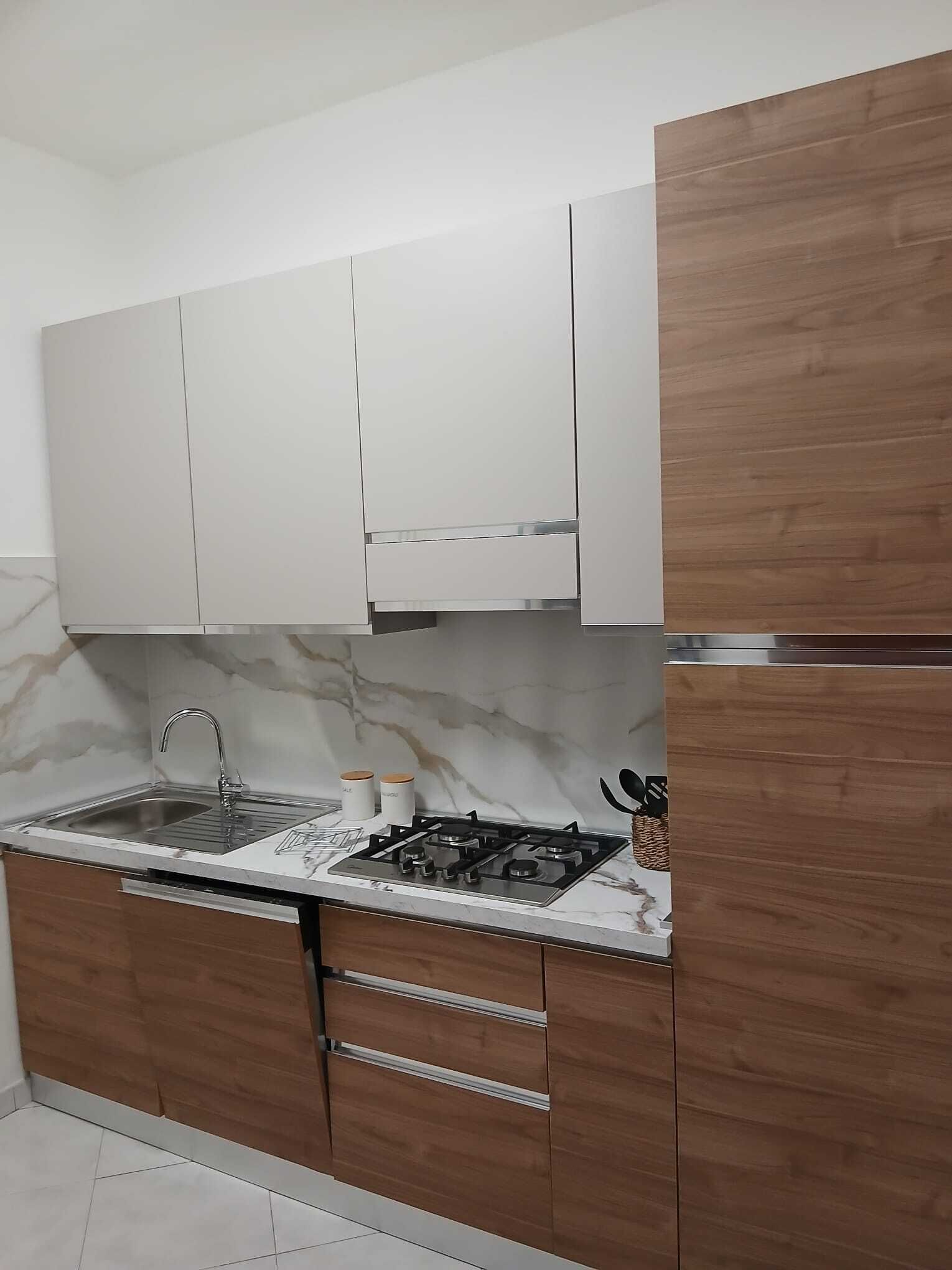 Kühlschrank, Mikrowelle, Herdplatte, Geschirrspüler