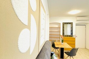 Interior - Elegant Stay: Bright Room Near Belvedere Palace (Vienna)