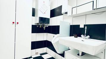 Ducha, secador de pelo, toallas y jabón