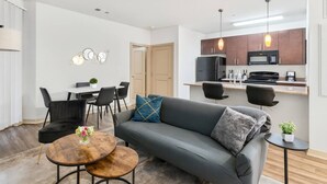 Un apartamento moderno con sala de estar, comedor y cocina.