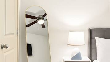Bureau, lit parapluie, Wi-Fi, draps fournis