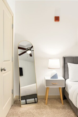 Bureau, lit parapluie, Wi-Fi, draps fournis