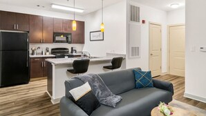 Un apartamento moderno con cocina, comedor y sala de estar.