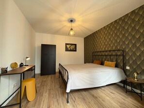 1 habitación, tabla de planchar con plancha, wifi y ropa de cama