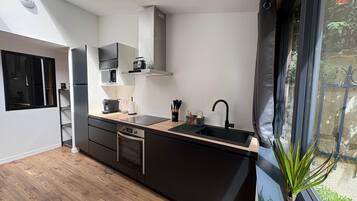 Een koelkast, een kookplaat