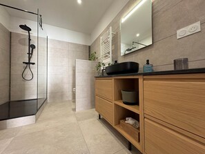 シャワー、バスアメニティ (無料)、ヘアドライヤー、タオル